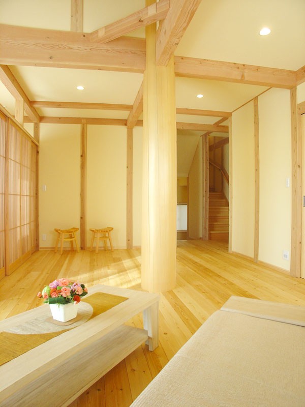 部屋に入ると一番最初に目に入る大きな丸柱。