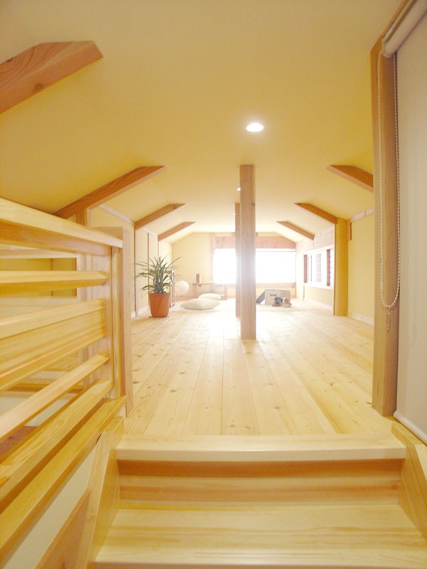 書斎や収納など自由に使える小屋裏スペース。