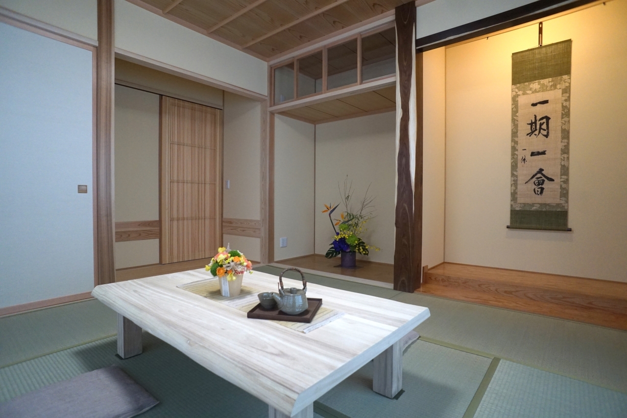 広い土間からは、薪ストーブが眺められます。