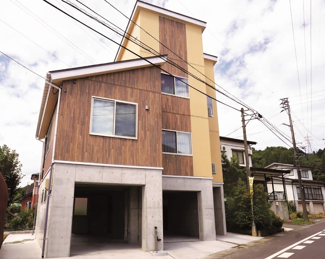 冬でも安心できる高床式落雪住宅です。