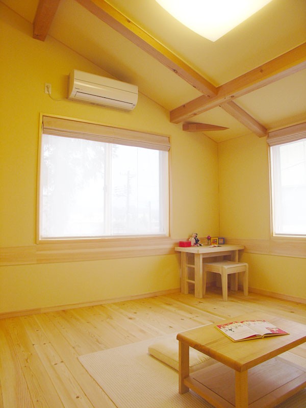 梁現しにすることで天井が高くなり、部屋が広く感じます。