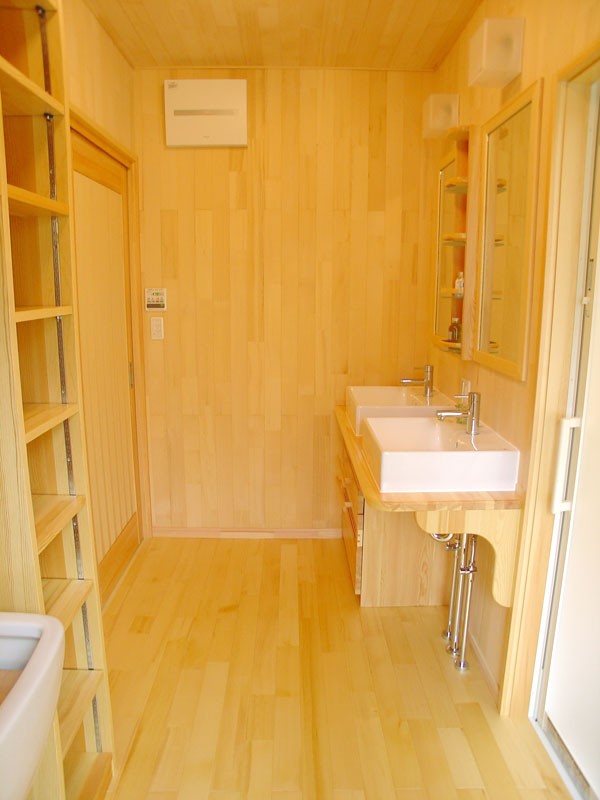 脱衣・洗面室は広くて収納たっぷり。家事がし易い空間に。